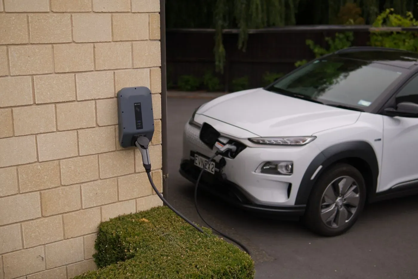 Borne de recharge installée en façade pour un véhicule électrique à Palaiseau (91120)