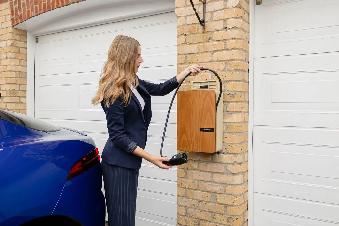 Recharge d'un véhicule électrique sur une borne installée en façade à Palaiseau