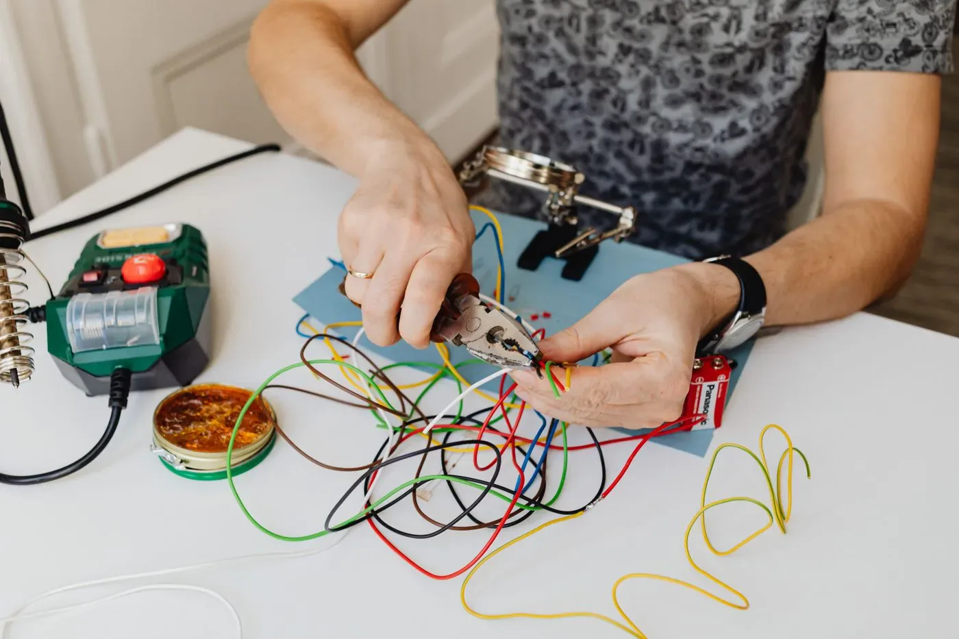 Vérification d'un câblage électrique en atelier en Essonne